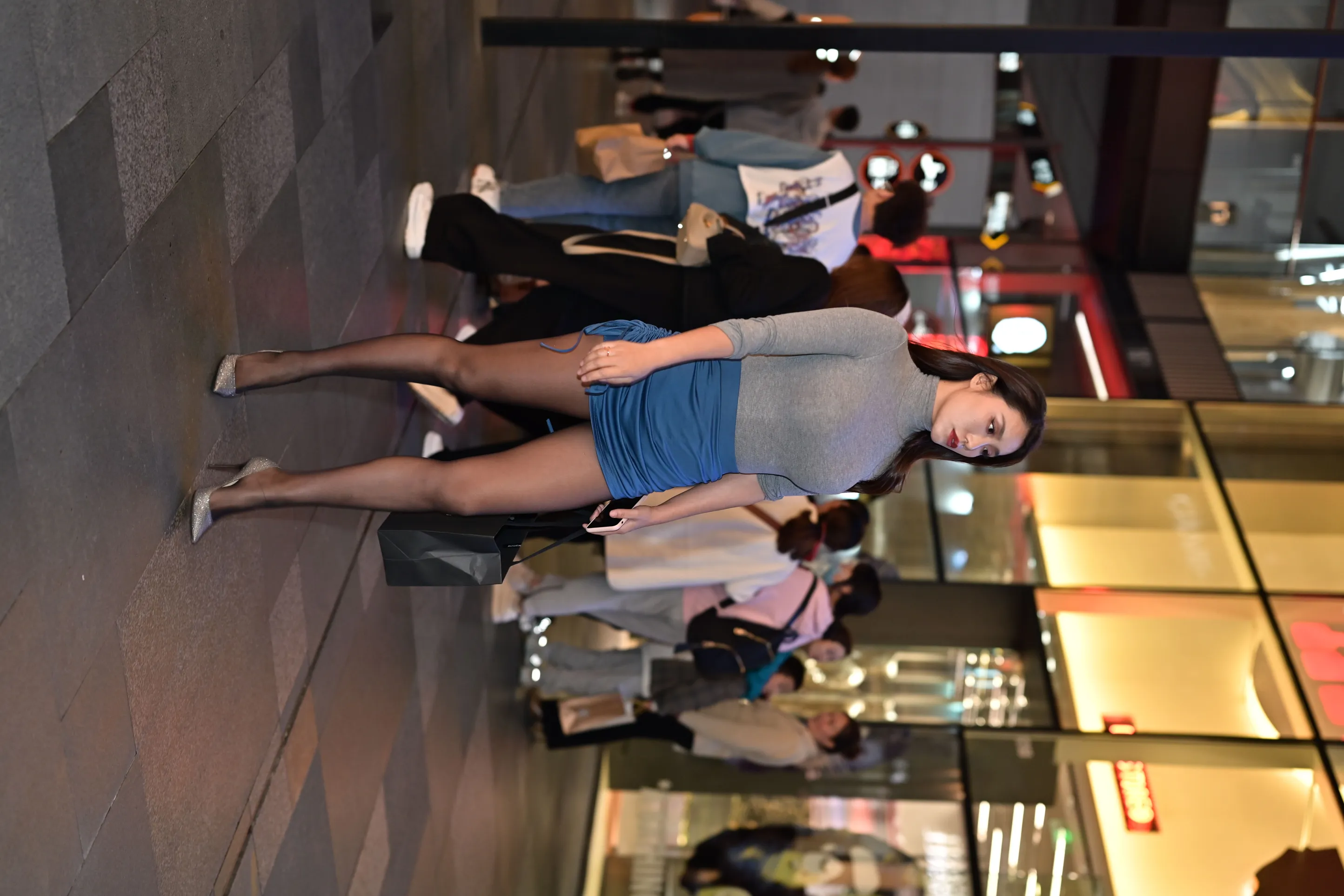 [Mzsock] NO.157 Beauty in blue hip skirt and black stockings street photography#[105P]-1